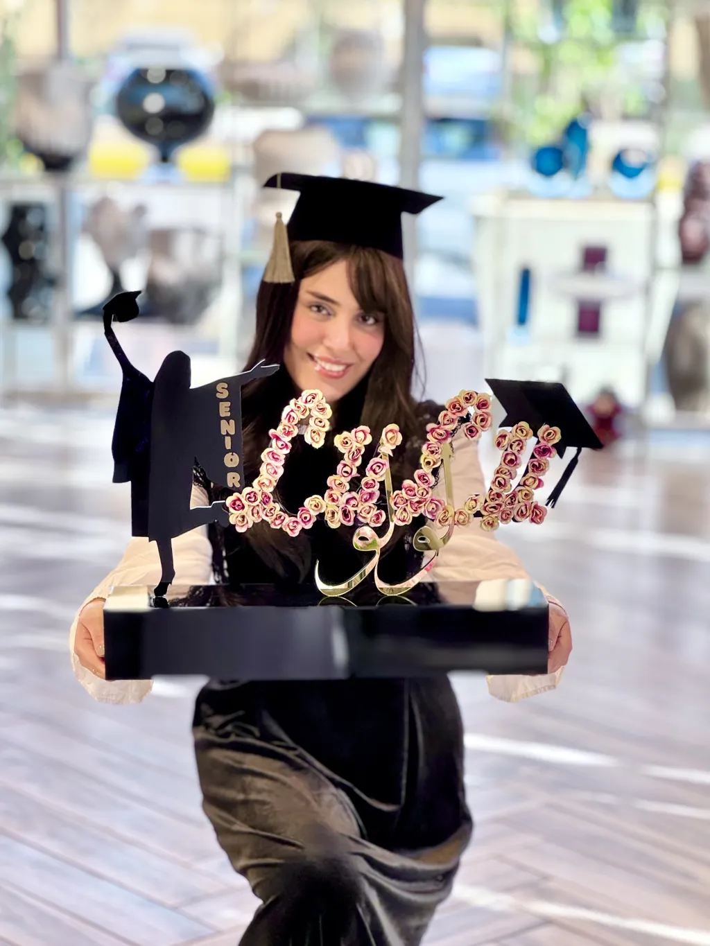 تنسيق تخرج بالاسم ورد صناعي