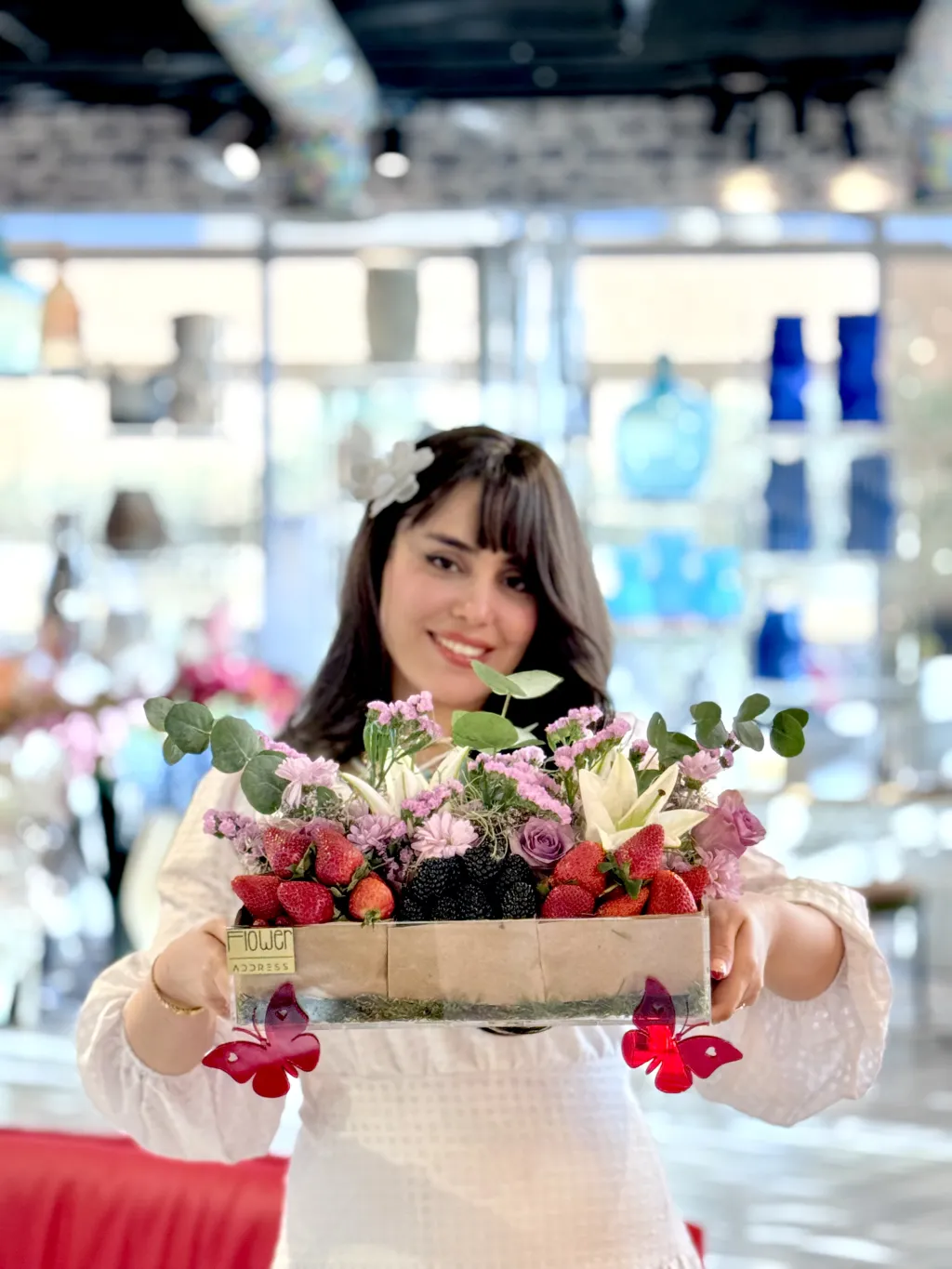 بوكس الفواكه الشفاف مع الورد