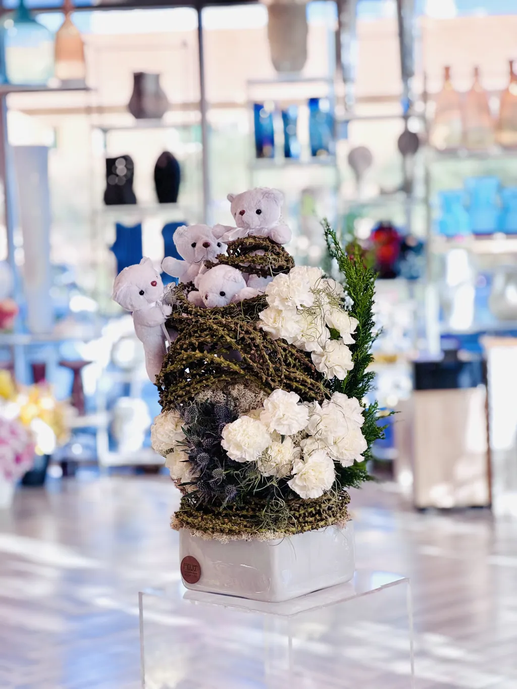 فازة الورد مع التوي الابيض