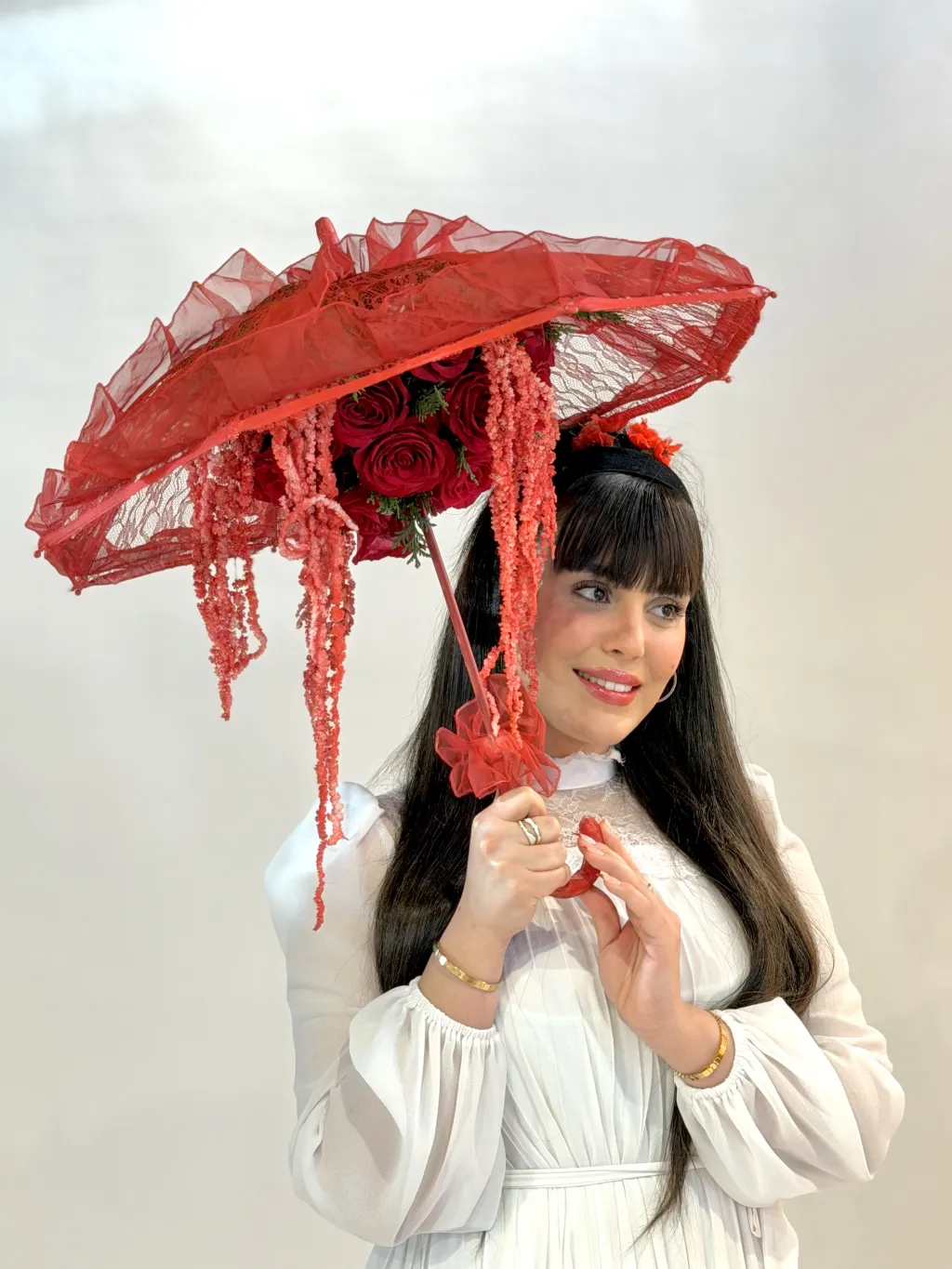 المظله الحمراء والورد الأحمر